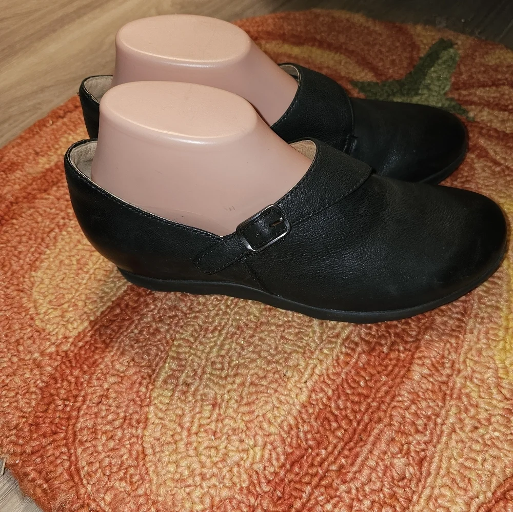 DANSKO 'Marisa' Black Leather Slipons Clogs Flats Buckle 8.5/39 Pre-owned XLNT